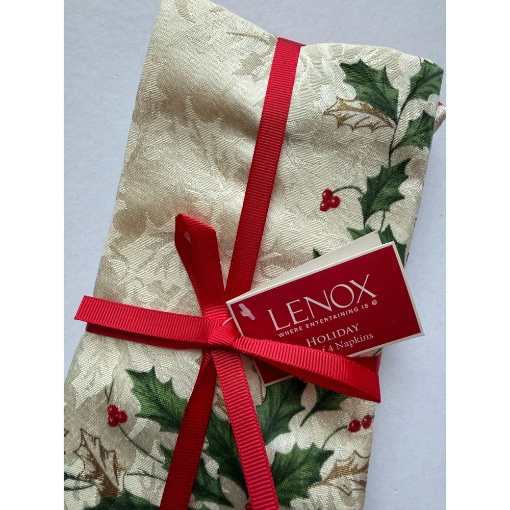 New Lenox Holiday Napkins Set of 4 Ivory Green Red Holly Damask Christmas